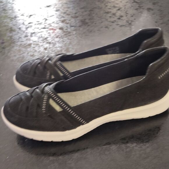 Clarks Black Flats with Woven Design and Metallic Trim - Picture 5 of 6